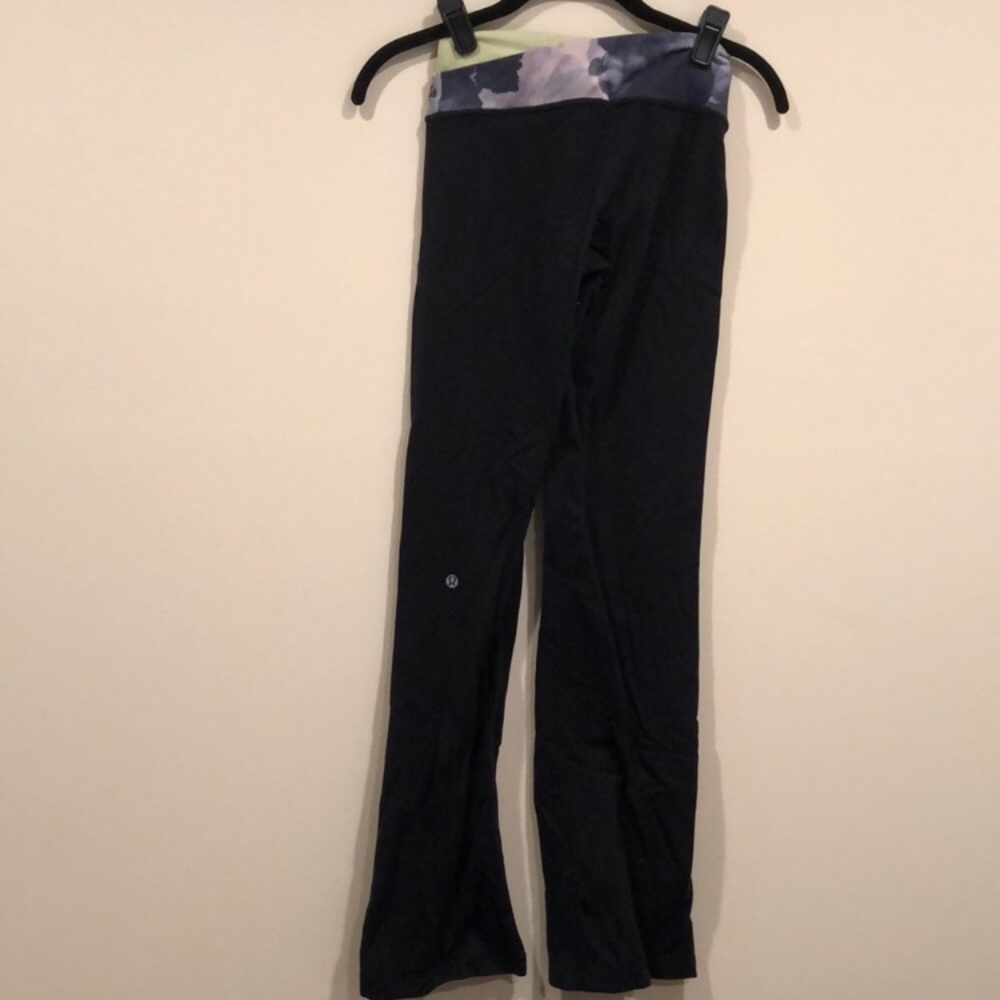 Lululemon yoga pant with colored waist band